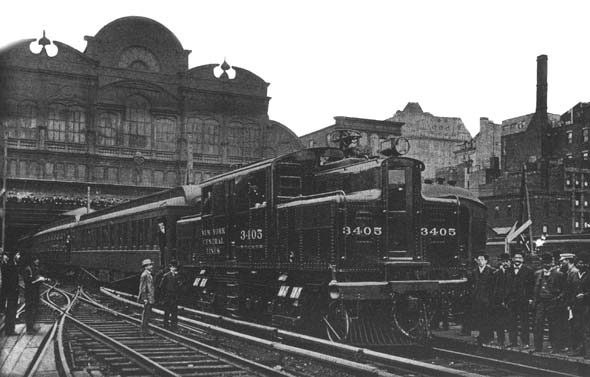 The locomotive of 3,200 maximum horsepower, weighs 95 tons and can exert twice the horse-power of the express steam locomotives of the road./The First Trial Electric Train Starting from the Grand Central Station.