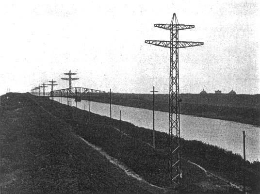 FIG. 4. VIEW ON CHICAGO DRAINAGE CANAL, SHOWING LOCKPORT-CHICAGO TRANSMISSION LINE.