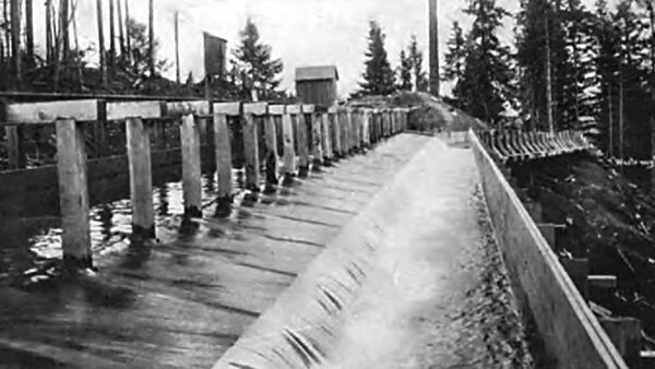 AUTOMATIO REGULATING SPILLWAY AT THE ENTRANCE TO THE RESERVOIR , SHOWING THE BACK WATER OVERFLOW AND WATERWAY.