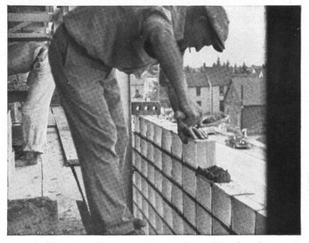 Using ordinary mortar to lay glass bricks