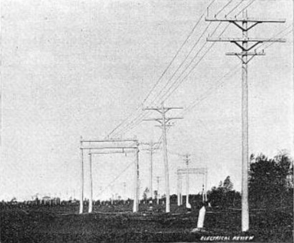 FIG. 1.  A VIEW OF THE BUFFALO-NIAGARA FALLS ELECTRIC TRANSMISSION LINE, SHOWING METHOD OF TURNING CORNERS.  THE CAPACITY OF THIS LINE IS 20,000 HORSE-POWER.  (See "Niagara Falls Power in Buffalo.")