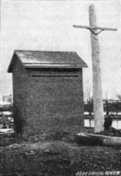 FIG. 4.  BUFFALO-NIAGARA FALLS LINE  TERMINAL HOUSE WHERE UNDER-GROUND CABLES BEGIN  POLE 30 INCHES IN DIAMETER.