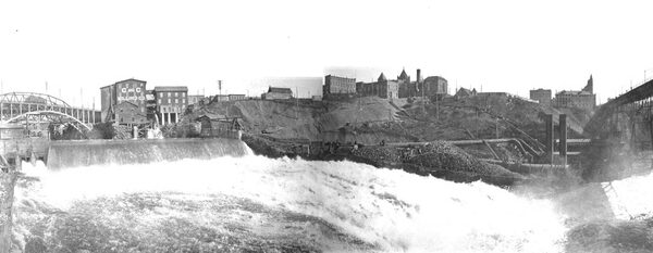 THE LOWER FALLS AND THE POWER HOUSE AT SPOKANE, WASHINGTON. THE AVAILABLE HEAD IS ABOUT 70 FEET, MAKING 4000 H. P. AVAILABLE FOR TRANSMISSION TO THE COEUR D