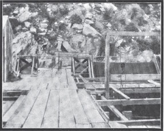 SCREEN METHOD OF REMOVING LEAVES AND DEBRIS FROM THE SANTA ANA FLUME